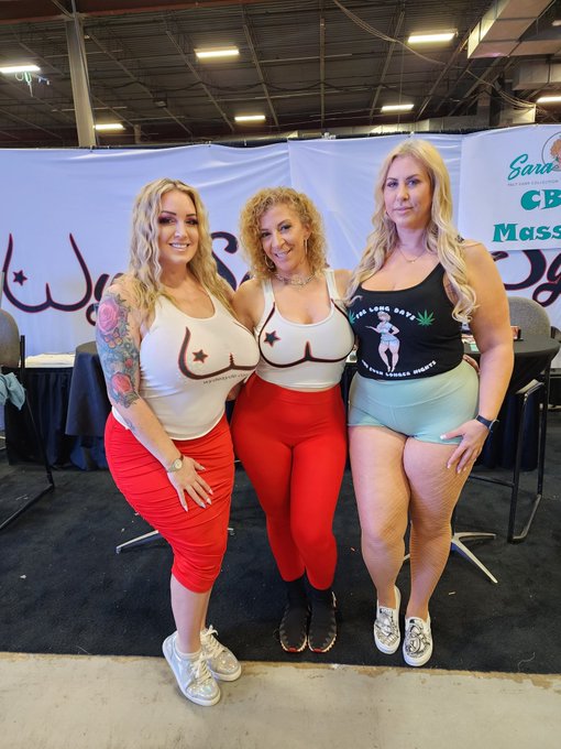 Final day! It's been a great weekend at @exxxotica with @Wyde_Syde @SaraJayXXX @Lila_lovelyxxx !! Thanks