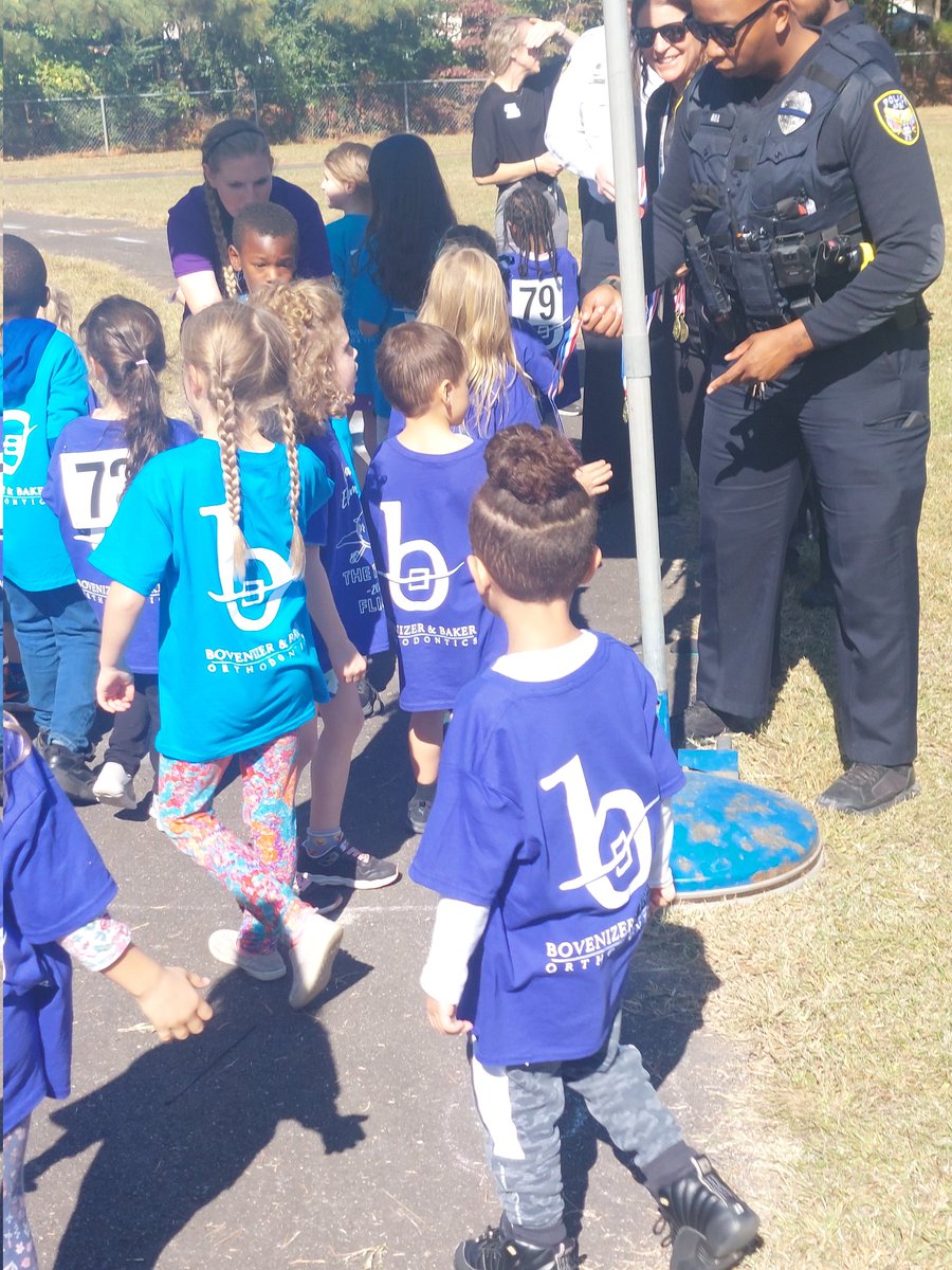 PeakofPE's tweet photo. @ApexPolice Thank you again Apex Police and #ApexFire for coming out to our school #marathon and supporting out k-5 and ecs kiddos! #physed #wcpss #APEX https://t.co/qDq5QS9jsI