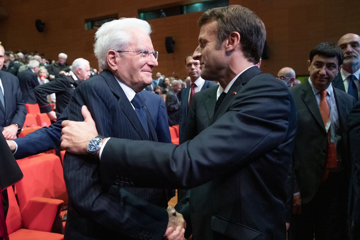 Quirinale's tweet photo. Il Presidente #Mattarella 🇮🇹 e il Presidente #Macron  🇫🇷 all'incontro Internazionale per la #Pace: “Il grido della Pace – Religioni e Culture in dialogo” 
Il video: https://t.co/F7wMRkzExm https://t.co/jyamn9BPXw