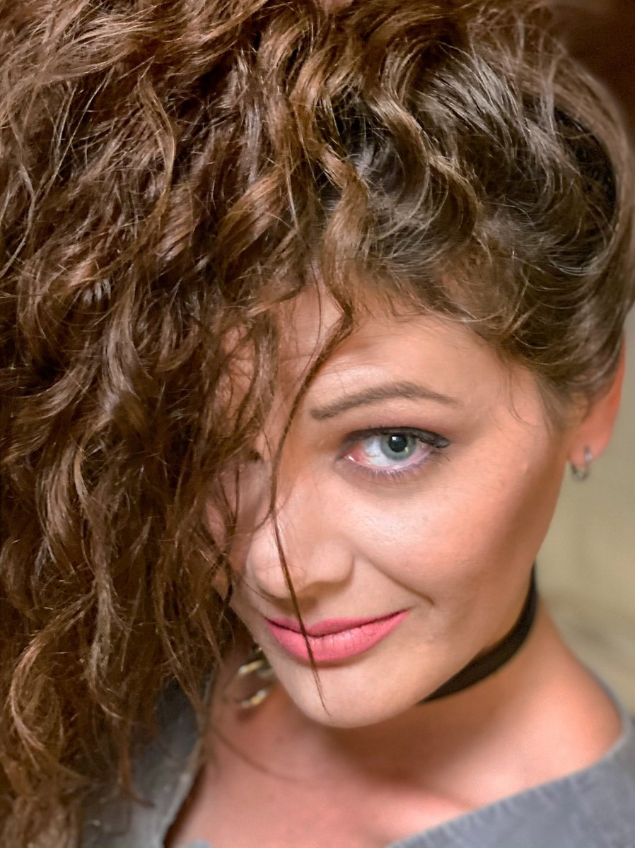 ChelseaVixen_'s tweet photo. This at home photoshoot came out so well. I love playing with my hair in pictures. This curly look is my hairs natural texture. Italian roots! 😊
https://t.co/y9Gr1lF6AY
#model #modeling #blueeyes #petitemodel #longhair  #brunette #onlyfans #onlyfansgirl #onlyfansmodel #curly https://t.co/lZyviKHfmh