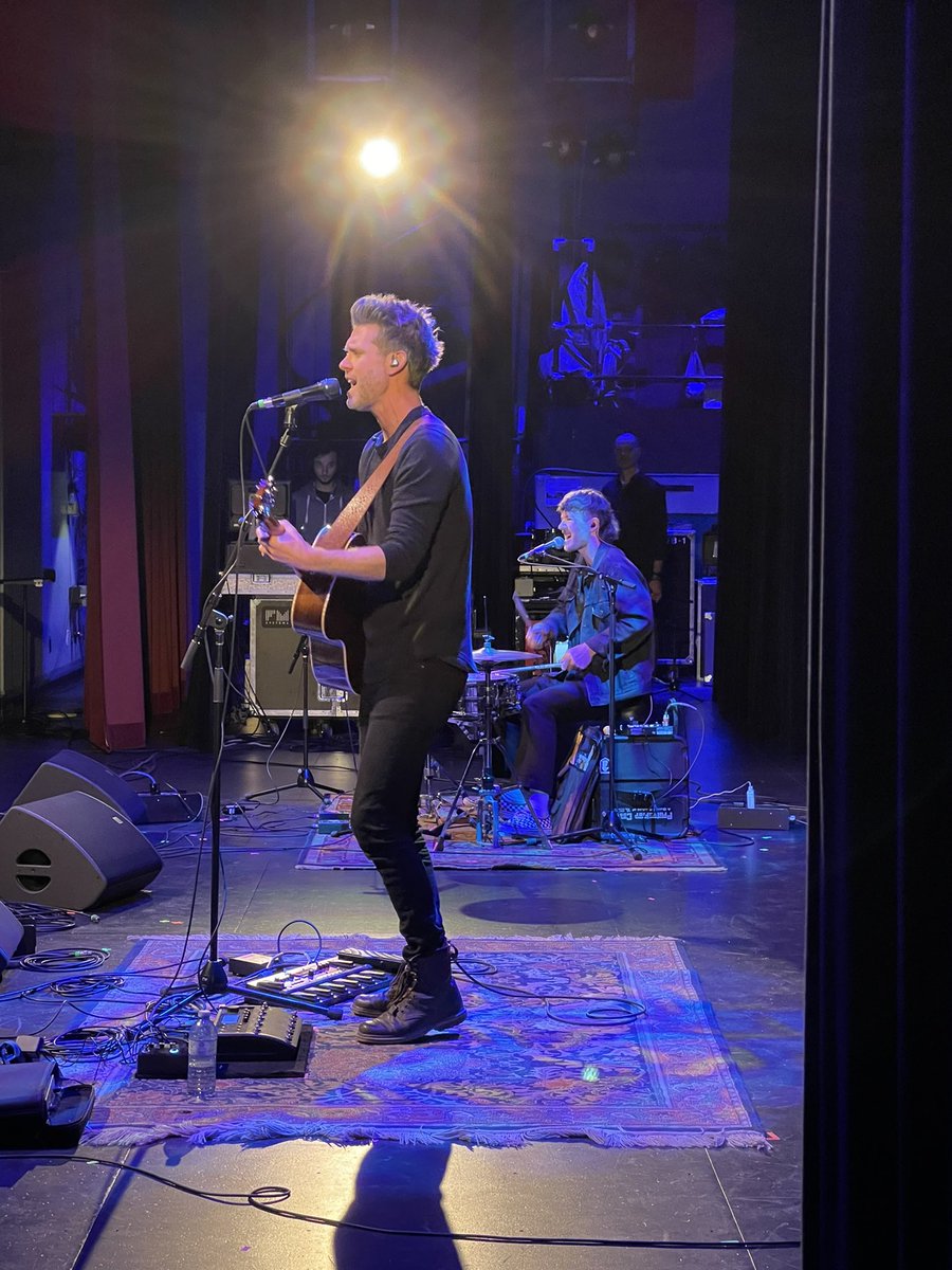 cindymcleod's tweet image. Andrew Allen at #abshowcase #100000singlessold #5hitsongs #songwritinggold @ArtsTouring