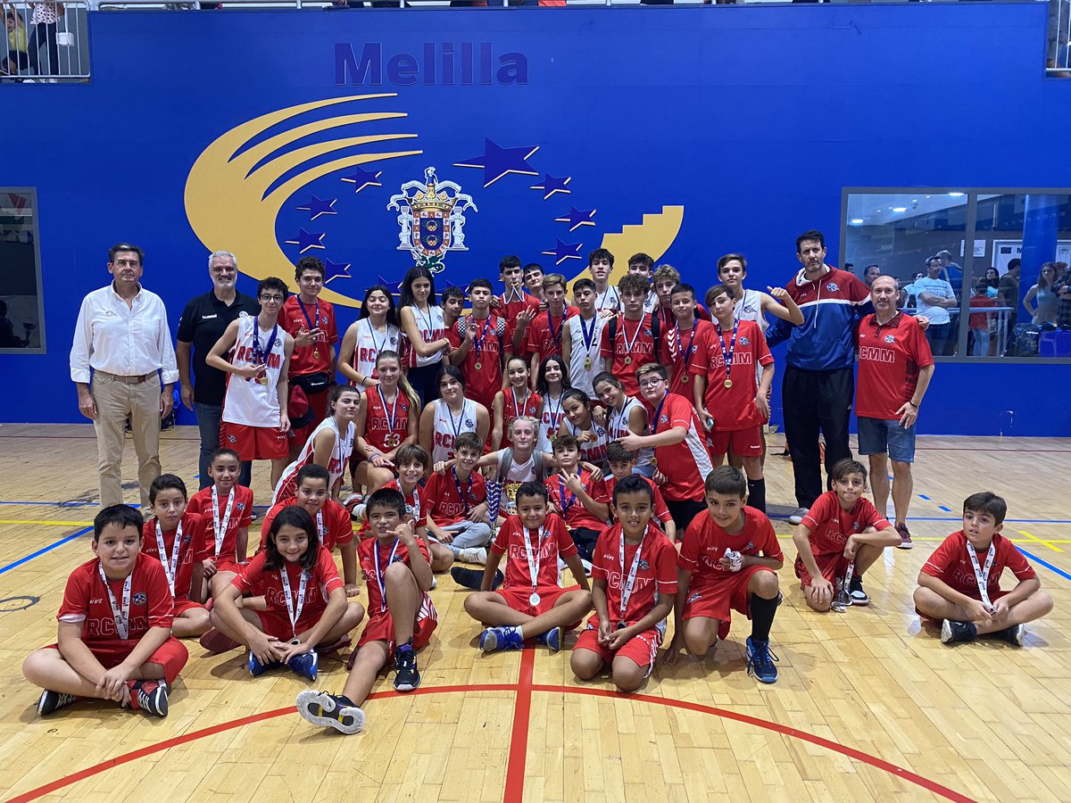 Cuatro equipos del @maritimomelilla @baloncestoRCMM han subido al podio del Memorial García Pezzi. Esta tarde han recibido sus trofeos.