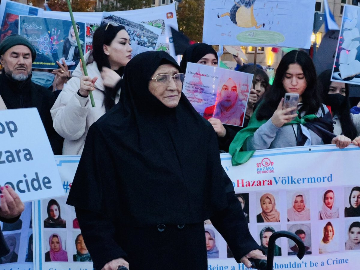 iamHazara_Af's tweet photo. مادری با ویلچر  آمده و در تظاهرات امروز هامبورگ، علیه نسل کشی هزاره ها صدای اعتراض بلند کرد! 
این یعنی ایستادگی ♥️ یعنی دیگر بس است ظلم و استبداد!
#StopHazaraGenocide https://t.co/QD5YDOqUjR