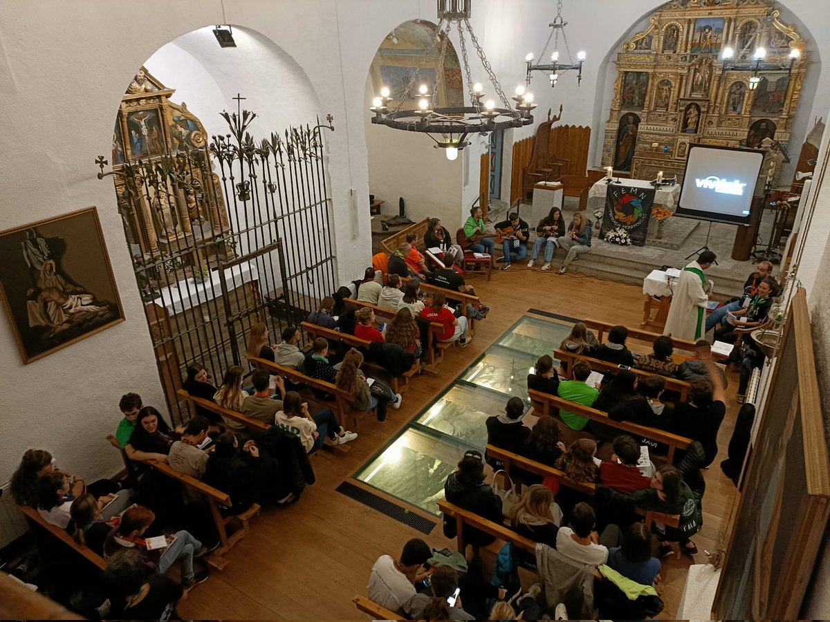PauPujol's tweet photo. Comunió d'esplai a Canillo!👣 Gràcies pel sa contagi d'entusiasme amb l'educació en valors! La passió pel lleure ens mou i dóna força a tota la xarxa d'@esplaisMCECC i ha estat l'essència de Trobada de la #FEMN, viva en cadascuna de les monitores i monitors que hi heu participat! https://t.co/wviDb6aaIl