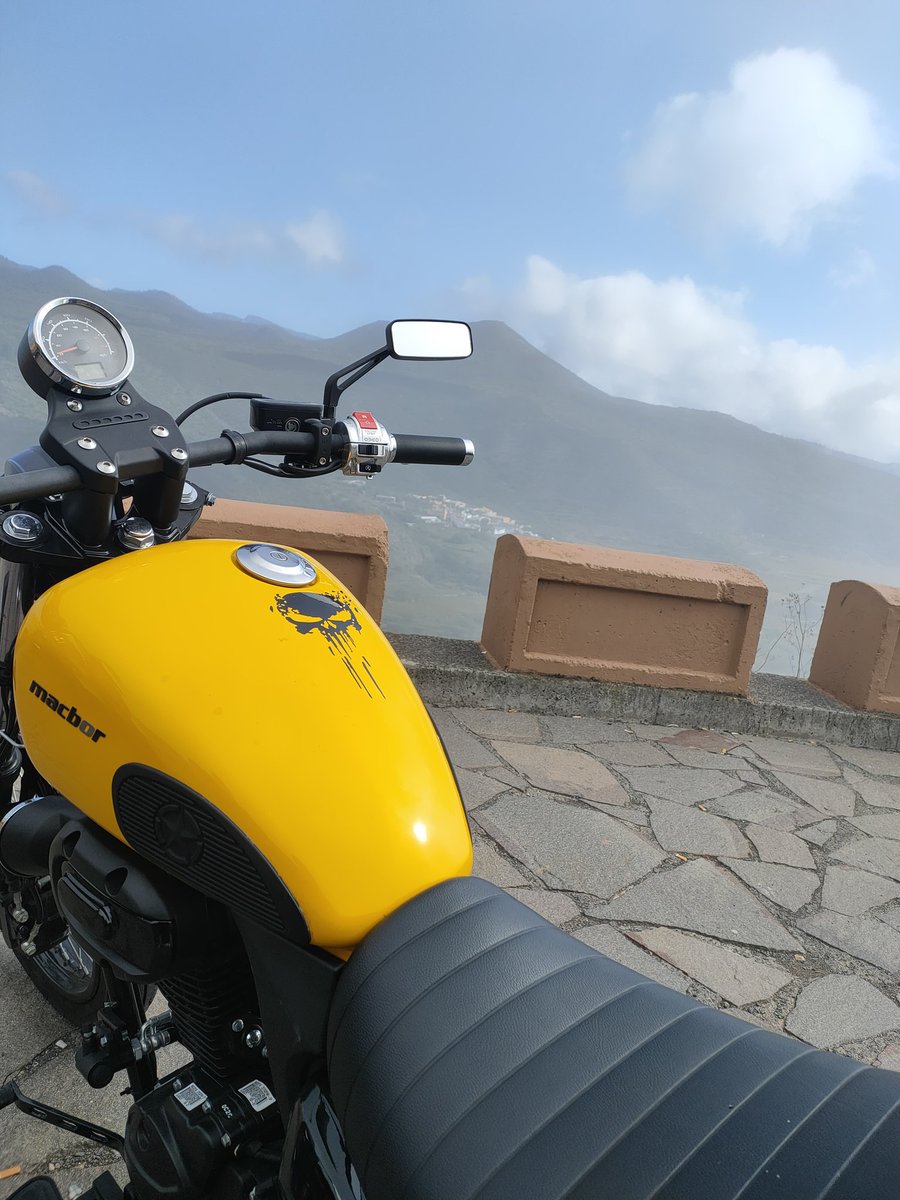 Alesandro221182's tweet photo. Hoy ruteo por las montañas de Tenerife 🤘🏻🤙🏻🏍️ #motocustom #macbor https://t.co/5QNKbvPYQe