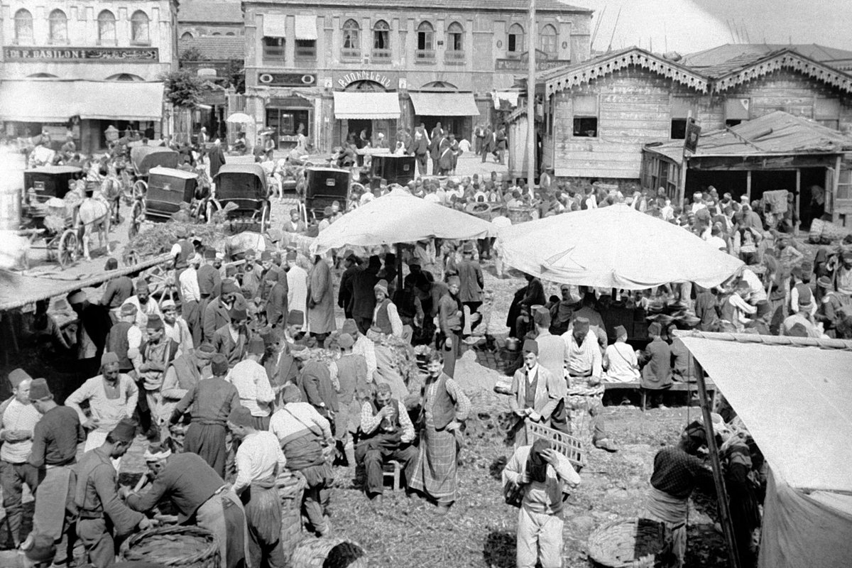 25 Ağustos 1905 Cuma günü Eminönü Meydanı'nda kurulan bir sebze meyve pazarı