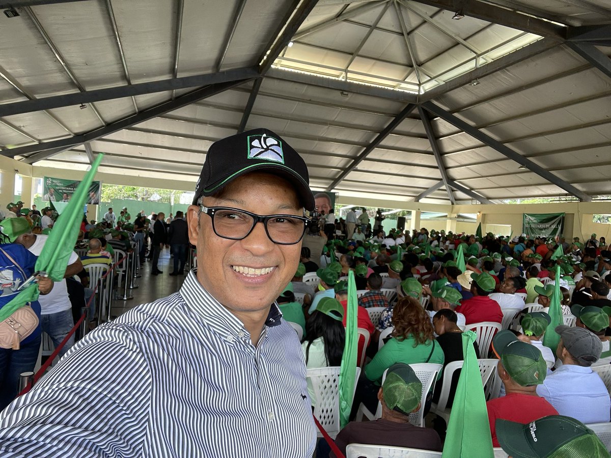 SenadorDionisSn's tweet photo. Monseñor Nouel (Bonao), dice en el 24 se van, en un acto multitudinario de juramentación de nuevos miembros a la @FPcomunica y le dice que si al próximo presidente @LeonelFernandez https://t.co/t4EZYdEsBi
