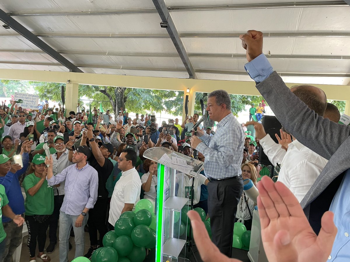 SenadorDionisSn's tweet photo. Monseñor Nouel (Bonao), dice en el 24 se van, en un acto multitudinario de juramentación de nuevos miembros a la @FPcomunica y le dice que si al próximo presidente @LeonelFernandez https://t.co/t4EZYdEsBi