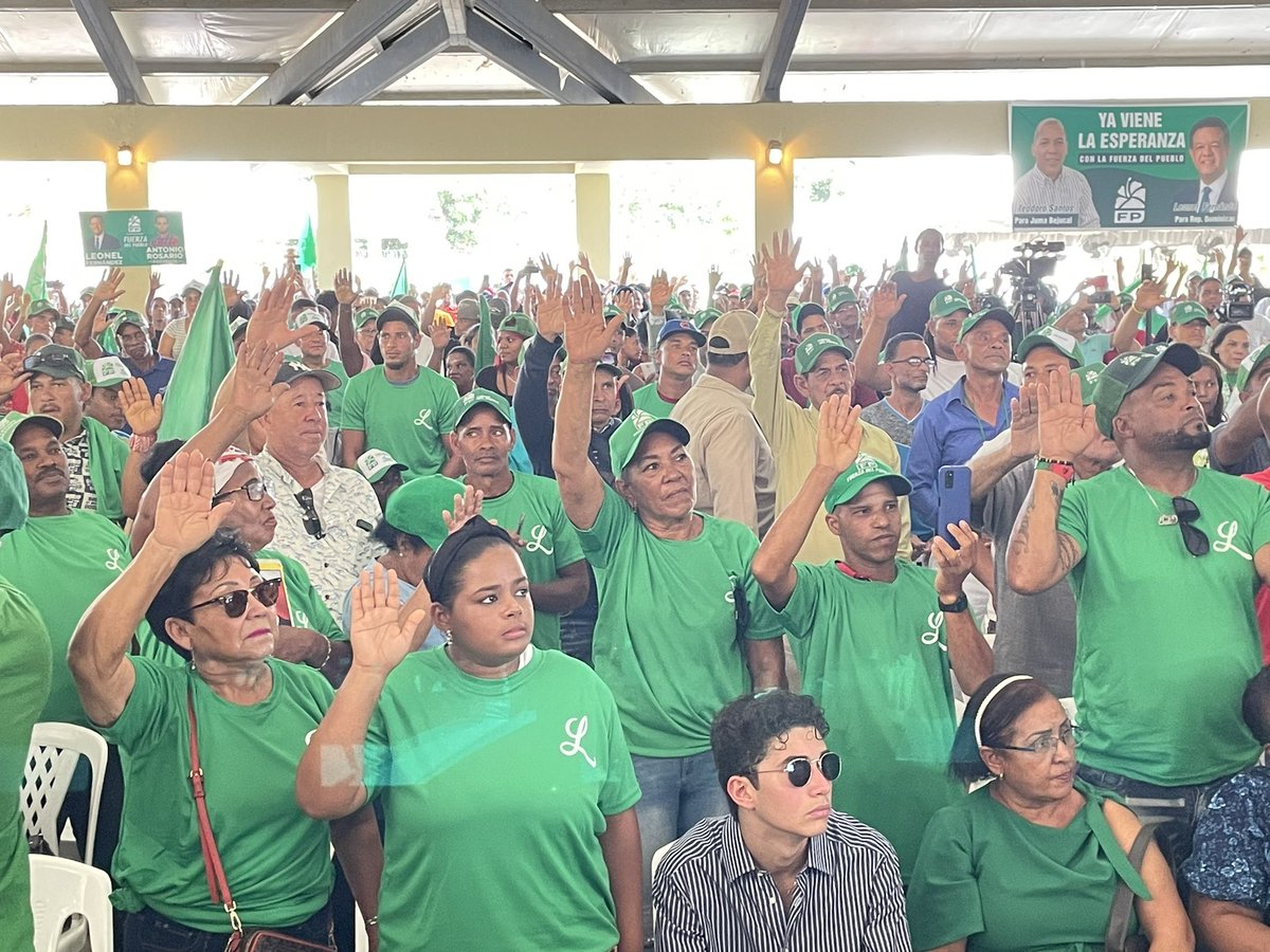 SenadorDionisSn's tweet photo. Monseñor Nouel (Bonao), dice en el 24 se van, en un acto multitudinario de juramentación de nuevos miembros a la @FPcomunica y le dice que si al próximo presidente @LeonelFernandez https://t.co/t4EZYdEsBi