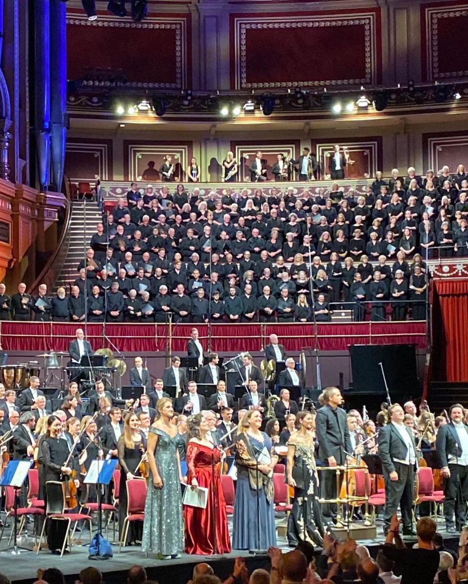 #Mahler 8 with V Petrenko & @rpoonline almost blew the roof off @RoyalAlbertHall this afternoon! Chapeau to the brilliant @Philchorus, @CityLondonChoir and Bournemouth Symphony Chorus, & the fantastic Cardinal Vaughan and Tiffin Boys Choirs.