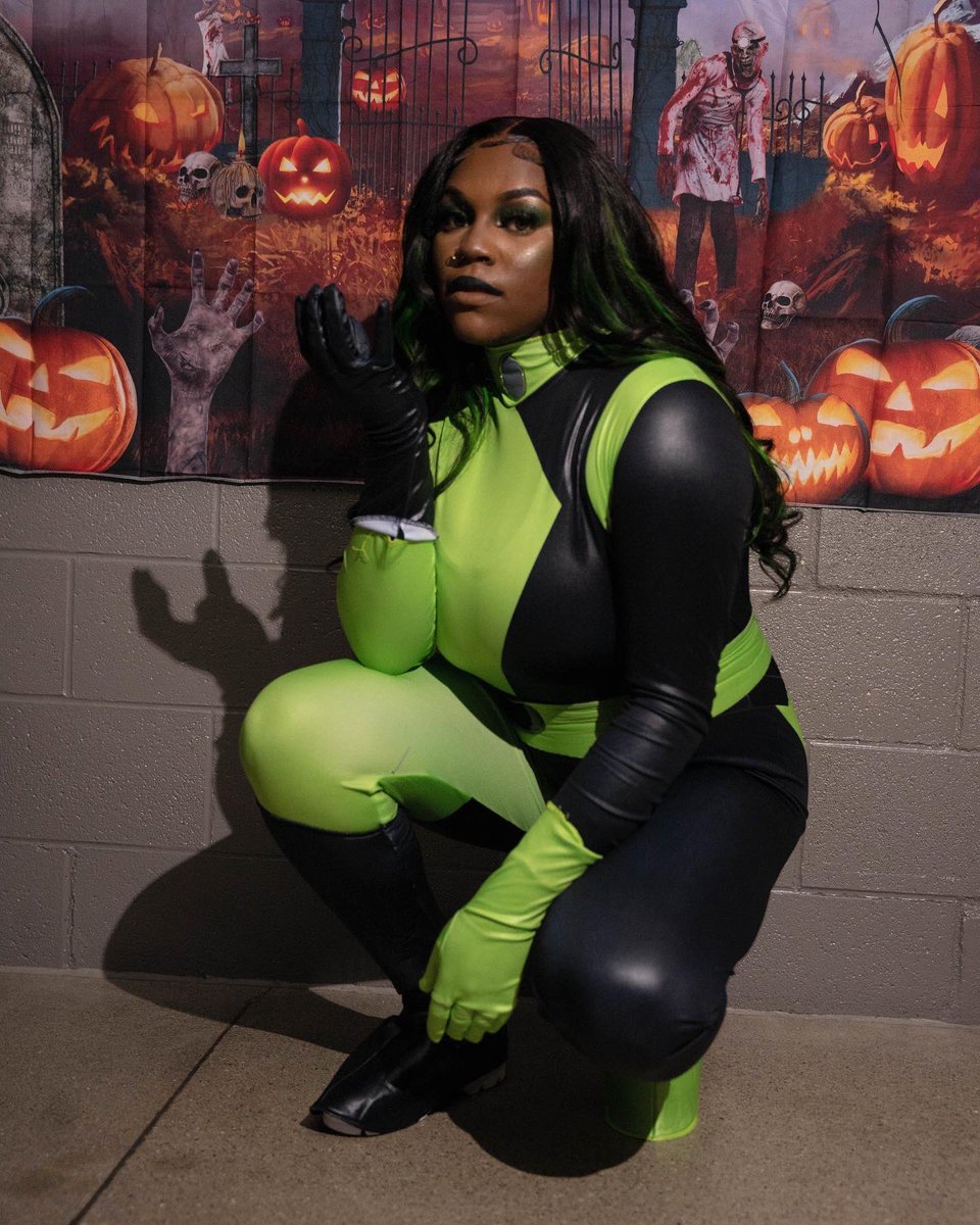 AriyanJanae's tweet photo. Dark haired bitch and she look like Shego (she do) ๐ค๐๐๐ป๐๐๐พโโ๏ธ #ThereSheGo #blacktober #blacktober2022 #shegocosplay #KIMpossible #trickortequila #Halloween #halloweencountdown #familyfun #Shego #fypใทviral #halloweenchallenge https://t.co/TrdXz0r9q4
