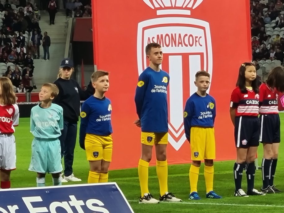 LPNews_HDF's tweet photo. [#JourneesdelArbitrageLaPoste] Ce soir, trois enfants de postiers accompagnent les joueurs de football ⚽️ du @losclive
Arrêt sur images d'un moment inoubliable sur la pelouse du @StadePM pour le match 
Lille – Monaco #LOSCAM #JNA2022 #Escortkids https://t.co/EWRthn4pMF