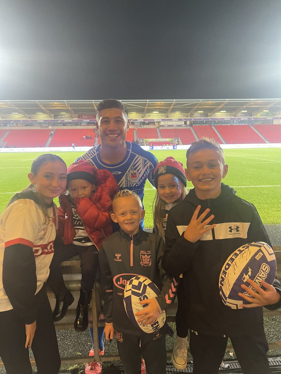brilliant day today watching <a href="/RLSamoa/">Toa Samoa</a> players made all the kids feel welcome <a href="/av_scotts/">Scotts</a>