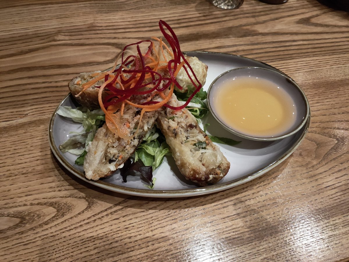TSU_tweet's tweet photo. Prepare for #foodporn #aftercon #MEXTrem
Vorspeise:
Crispy Rolls mit Garnelen/Lachs Füllung und Purple Crystal Cocktail. https://t.co/gUoPZjBKHp