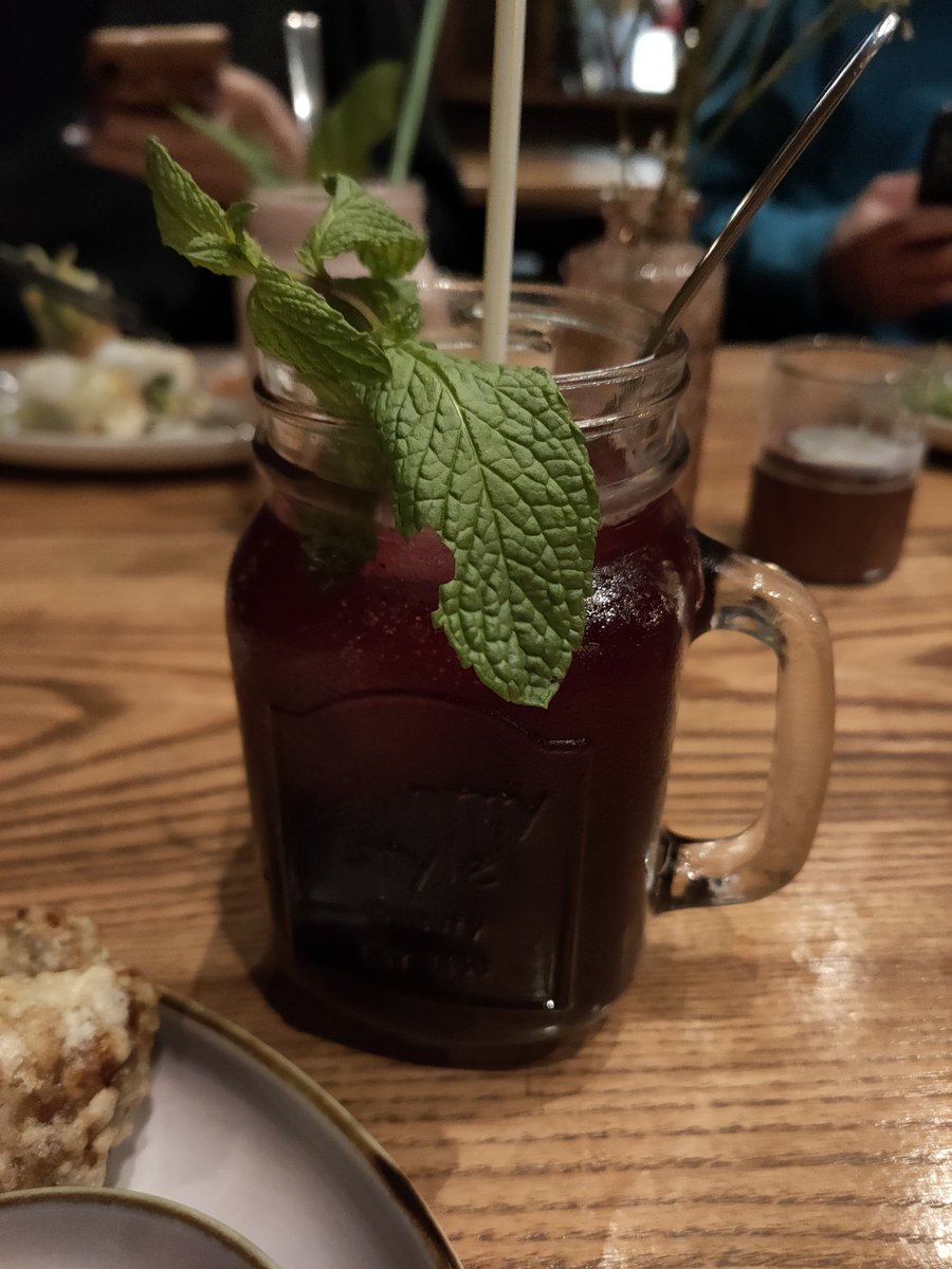 TSU_tweet's tweet photo. Prepare for #foodporn #aftercon #MEXTrem
Vorspeise:
Crispy Rolls mit Garnelen/Lachs Füllung und Purple Crystal Cocktail. https://t.co/gUoPZjBKHp