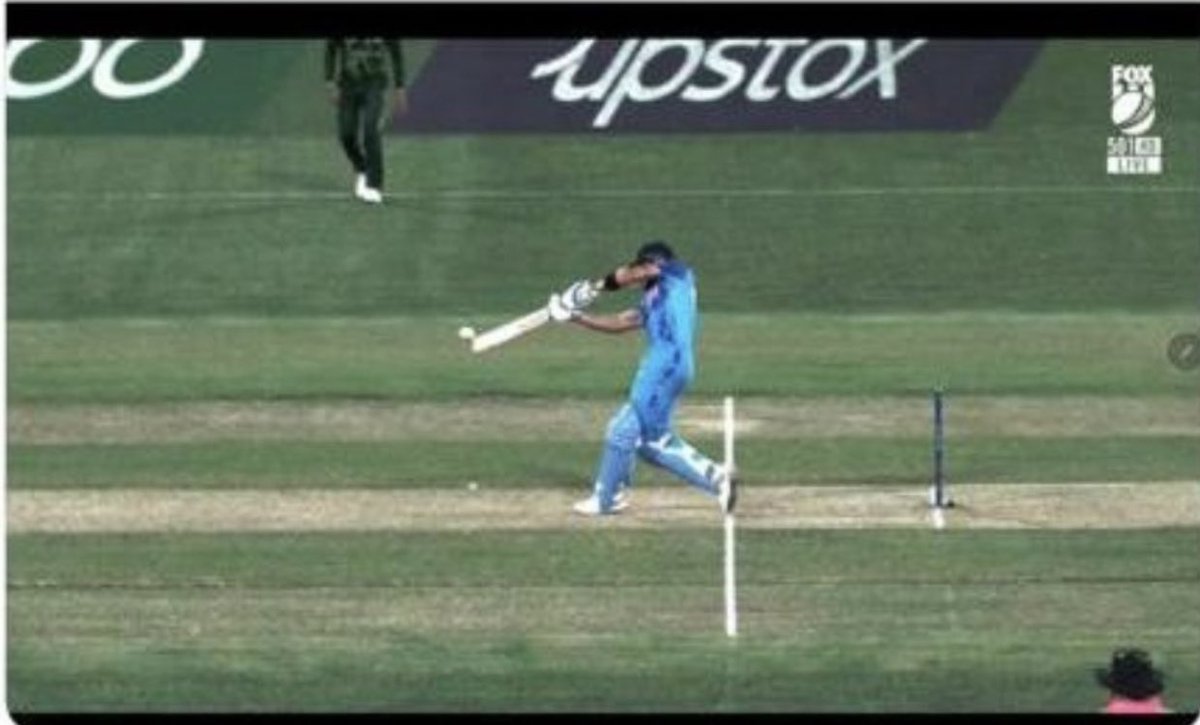 MLiKkHiZR2's tweet photo. Is this a no ball? https://t.co/2czLfPhvu3
