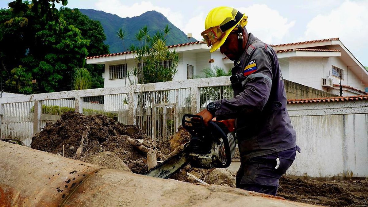 CeballosIchaso1's tweet photo. 🇻🇪 Nuestros héroes de azul de la Patria, Abnegación y Disciplina, reconocemos profundamente la gran labor de los hombres y mujeres que arriesgan sus vidas a diario para proteger y salvar la vida del pueblo venezolano.

 #VenezuelaEnAmorYPaz #23Oct. https://t.co/AMPLbabGrq