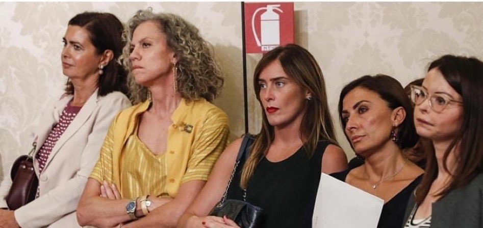 Uscireste mai a prendere  un aperitivo con una di queste?….