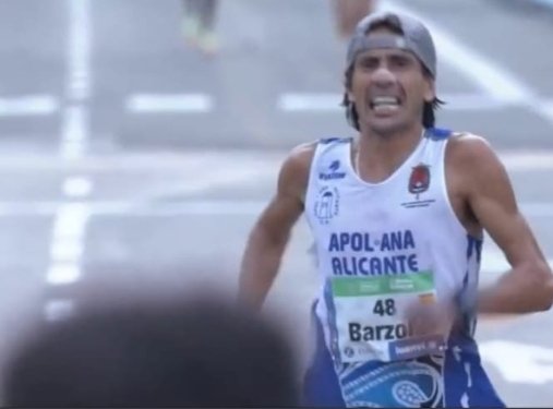Se llama Miguel Angel Barzola y ha tenido que hacer las cosas bien en el atletismo. A los 40 años, ha hecho hoy  en Valencia marca personal en media (1h02m41) llegando por delante de gente como Javi Guerra, Fdo Carro, Jesús Ramos,Arturo Bossy....