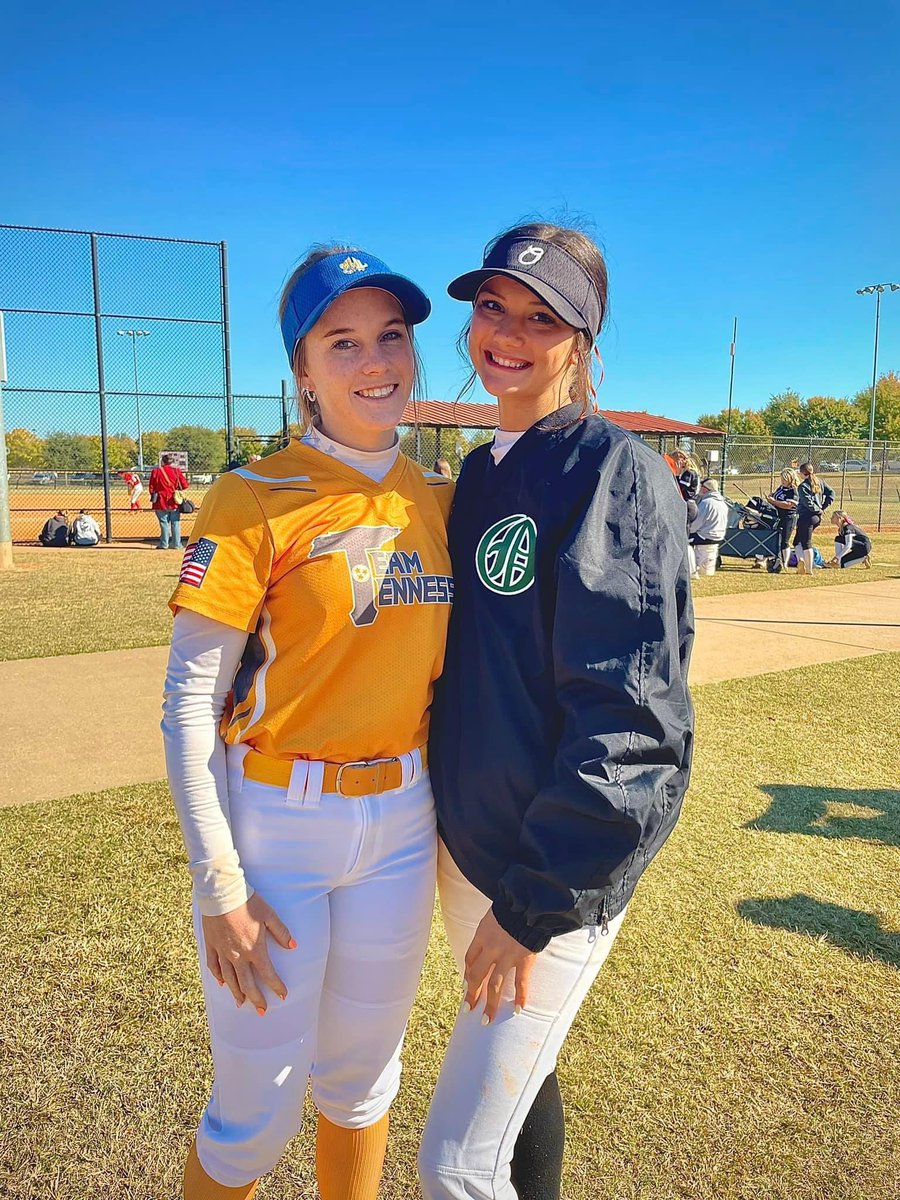 lacey_hennessy's tweet photo. New teams, same friendship. I love you B-Cox❤️ @Cox_Bailey_ https://t.co/uvI3QKAt82