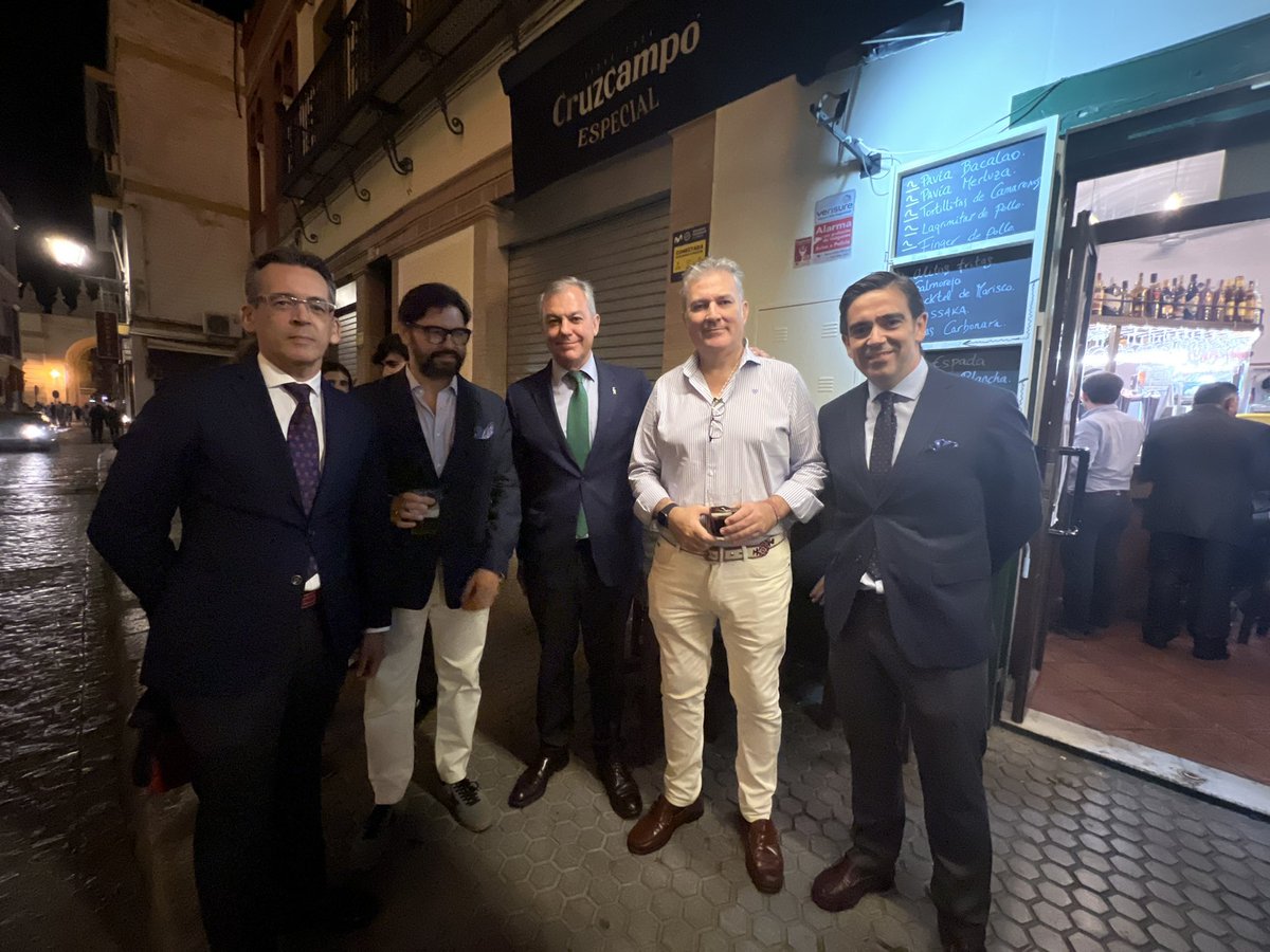 Gracias por vuestro cariño a los hermanos de la <a href="/Hdad_Macarena/">Hermandad de la Macarena</a> que he podido saludar durante esta procesión de la Virgen del Rosario. Sois poseedores de un tesoro para la ciudad.