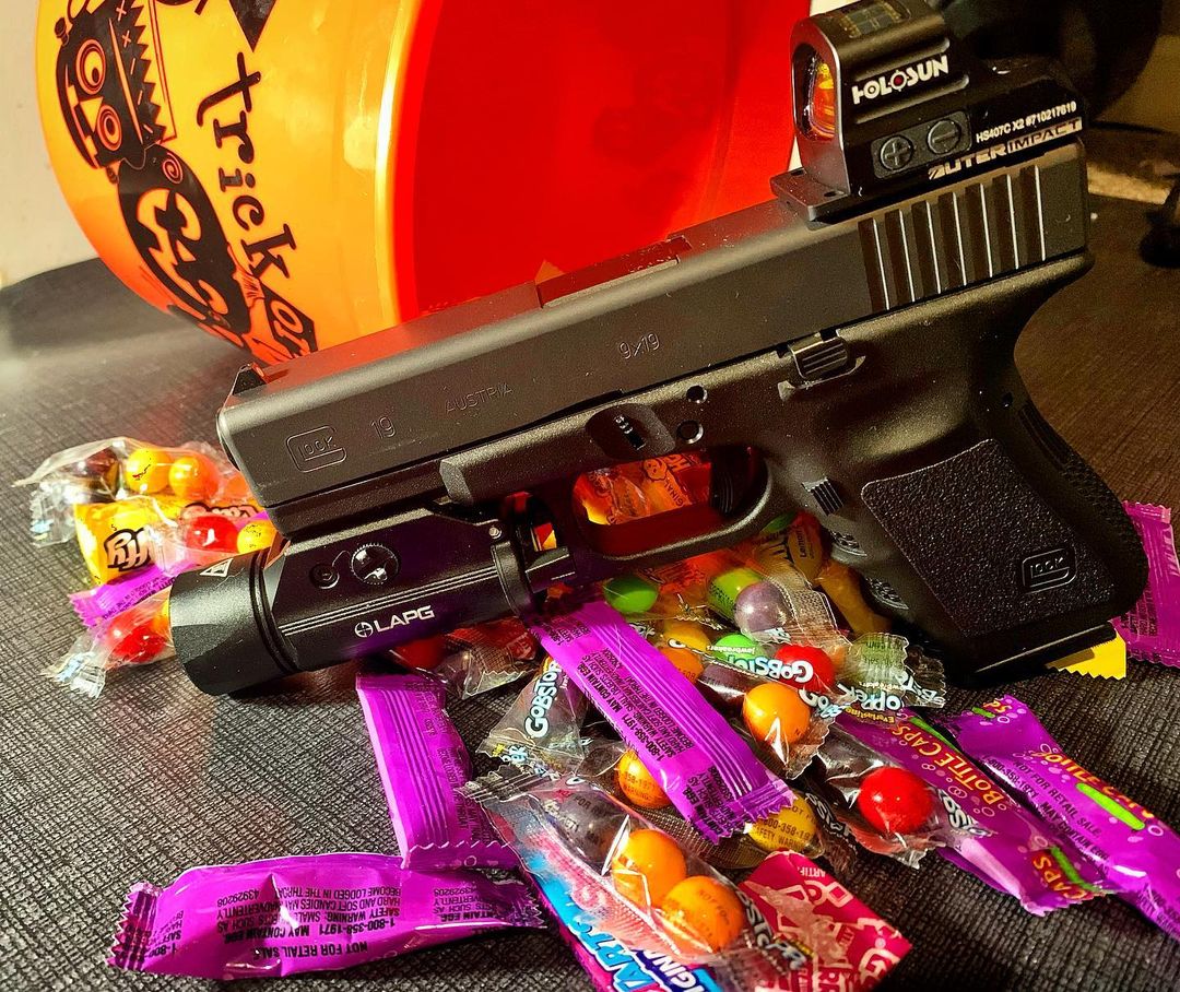 LAPoliceGear's tweet photo. Happy Glocktober! #repost @shocker3bravo
👁 🍬 #glocktober #pewpew #g19 #glock #holosun #lapolicegear #outerimpact @holosun @glockinc @outerimpact @lapolicegear https://t.co/3B9AasFJCG