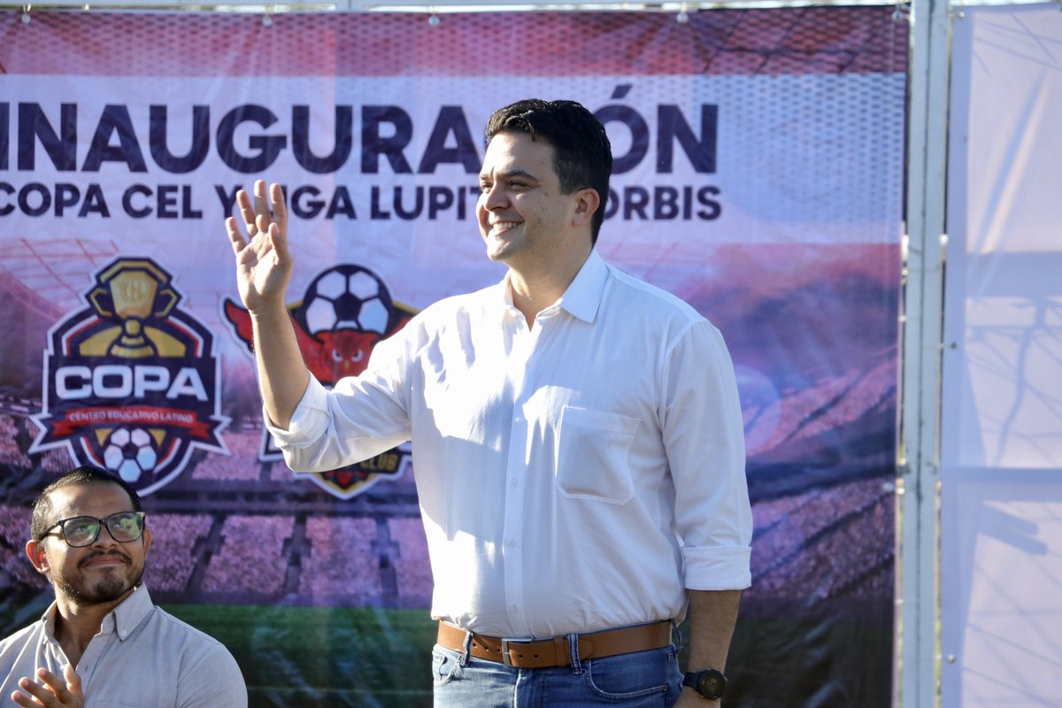 erikrihaniglez's tweet photo. Me siento muy contento de haber sido parte de la Inauguración de la #CopaCEL y de la “Liga Lupita Worbis”, así como del campo deportivo “Nido Búhos” que realizó el Centro Educativo Latino, para celebrar el festejo de su #50Aniversario de fundación.

¡Muchas felicidades! 🎉 https://t.co/9KLUrSsqEa