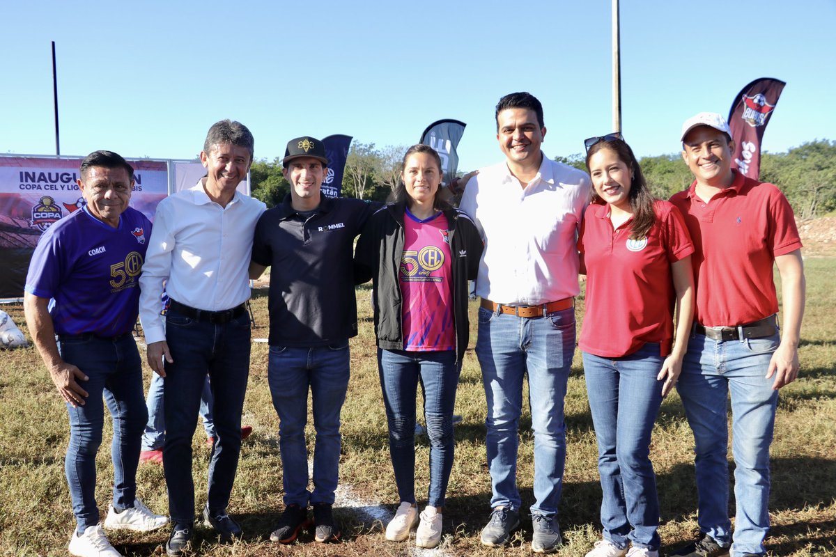 erikrihaniglez's tweet photo. Me siento muy contento de haber sido parte de la Inauguración de la #CopaCEL y de la “Liga Lupita Worbis”, así como del campo deportivo “Nido Búhos” que realizó el Centro Educativo Latino, para celebrar el festejo de su #50Aniversario de fundación.

¡Muchas felicidades! 🎉 https://t.co/9KLUrSsqEa