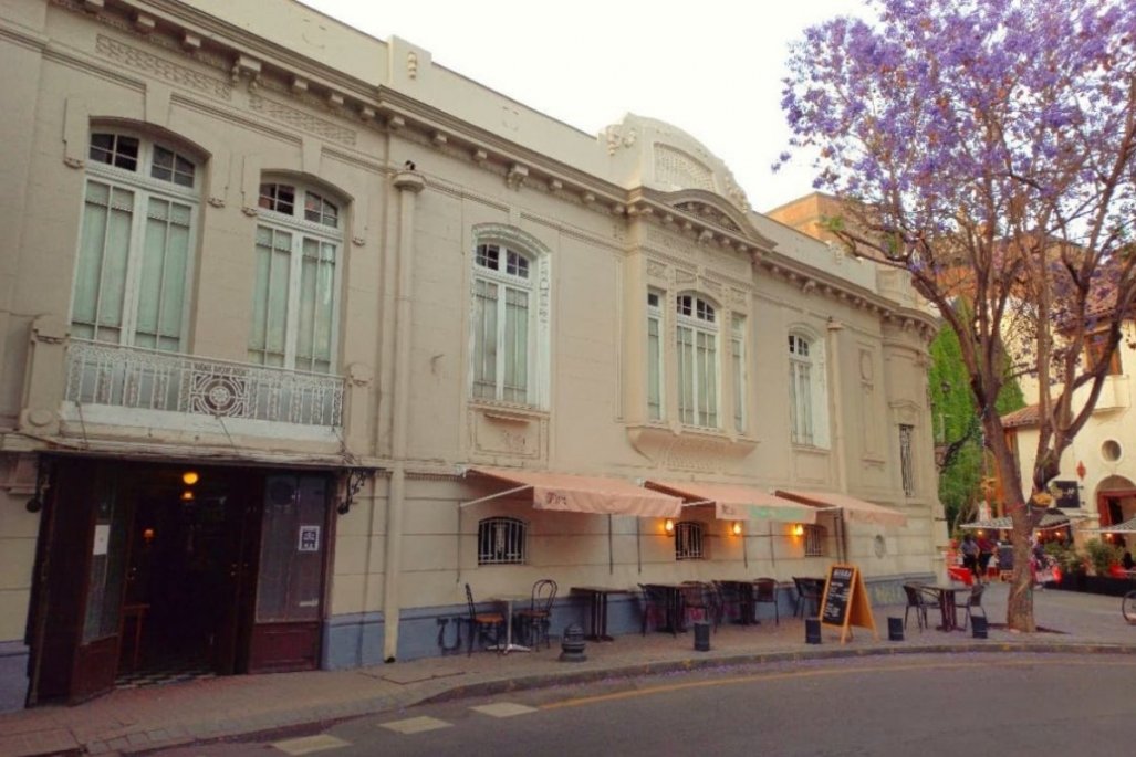 📌 <a href="/DFMas/">DF MAS</a> | El tradicional bar Berri de Lastarria no cerrará sus puertas ow.ly/bhTi50LixCO