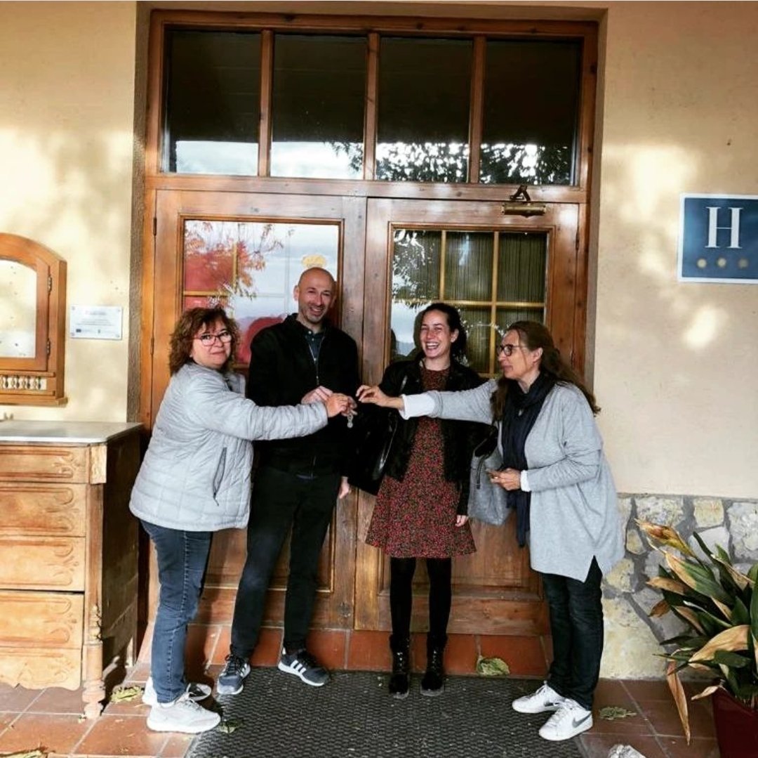 Ei 📢 Recordeu aquest tuit?

Doncs aquests són la Maria i el Fede, rebent les claus del Balcó del Priorat, per part del l'ajuntament del #micropoble de Morera de Montsant.

Us animem a visitar-los. Obriran aviat. 

De moment podeu seguir-los a Instagram:
instagram.com/balcodelpriorat