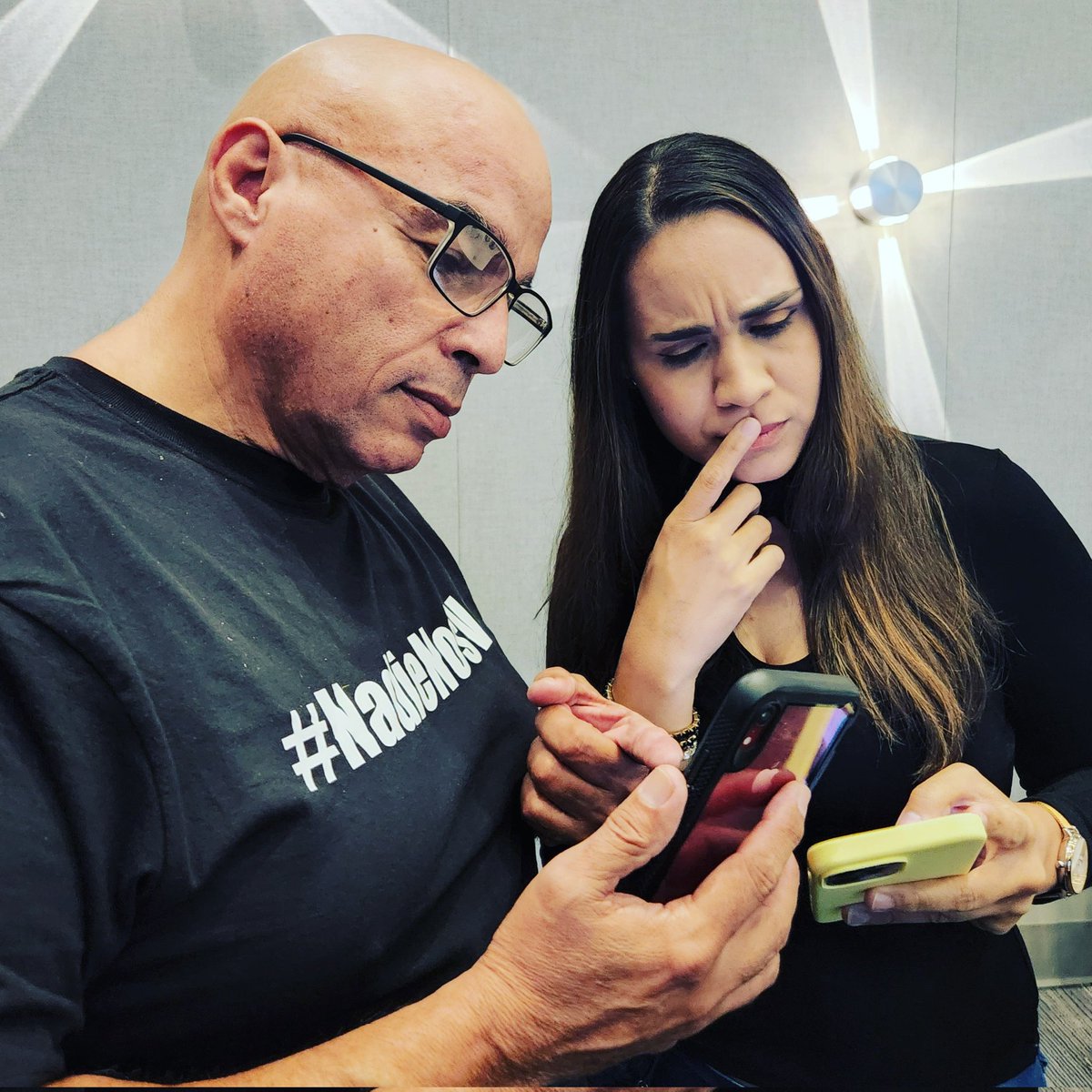 Contralona's tweet photo. Nuestra @TayJimenezPR mostrándole a @SuMajestadProfe quiénes se pasan mirando su "story" en Instagram... 👀 #NadieNosVe #TeamContralona https://t.co/hoUFOBqAse