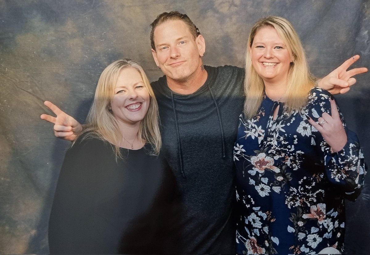 What a great weekend at <a href="/ftlohorror/">For the Love of Horror</a> x <a href="/CoreyTaylorRock/">fuck your checkmark</a> was an outstanding guest x spending time to chat with us where normally everyone is pushed along really makes a girls day!! Thank you and remember the #SheWee 🤣