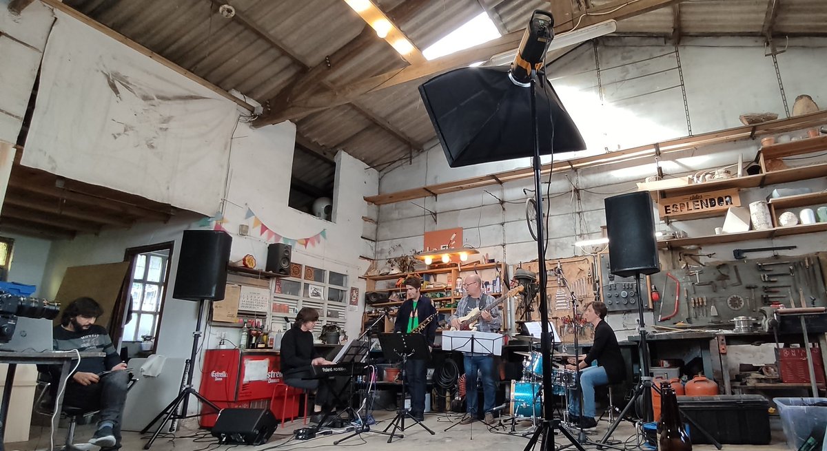 iyanuvieu's tweet photo. Esta mañana tuvi nel #Amosando de @musicasturiana, un modelu d'actuaciones en formatu íntimu, cola presencia de @SlumSuit (jazz) y Mostru l'Horru (rap n'asturianu). Qué calidá musical, qué sitiu tan prestosu pa un conciertu. Qué arguyu ser sociu de @musicasturiana. Faciendo país. https://t.co/plfTxfc9hv