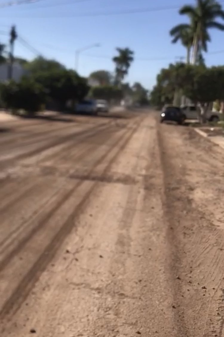 jmcampoy's tweet photo. Hace semana nos comentaron que terminando de instalar red sanitaria, se pavimentaría. Ni una ni otra!! Durango entre Mayo y Tetabiate @BaldemarHA @Robertoobr https://t.co/GsHdrUPukB