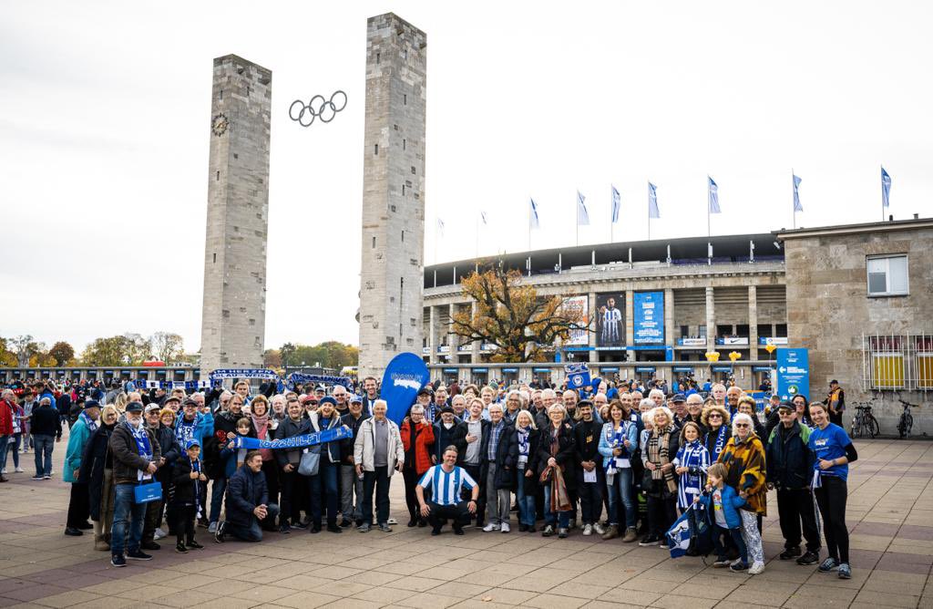 1892hilft's tweet photo. Sonntage sind oft Familientage bei Oma&Opa. 3Sonntags Heimspiele bei Hertha? Da wollten wir die #Senioren zu uns insStadion einladen. Und knapp 100 folgten derEinladung. Über 7000Jahre Gesamtalter beim #ClubderaltenDame. Danke @HerthaBSC und @KauermannTim #HaHoHe Foto @citypress https://t.co/YOqZlKS0vn