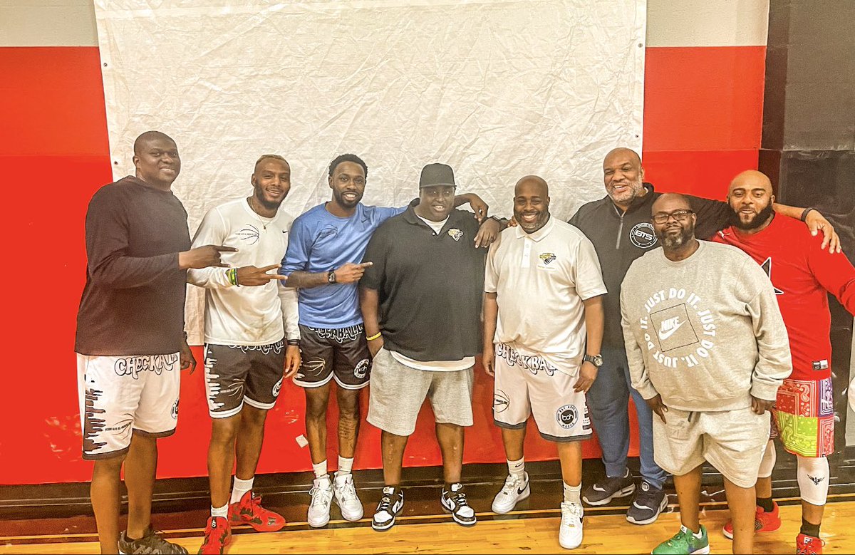 Thanks to @TheBasketballW4 & @Coach_Chery for all their help. Really appreciate you Coach Allen. My crew is the BEST!!!! @FEAACamp @bigsmoove07 @TFtrainer @BTS_Report @BTLHOOPS @IssaBucketPro @UncleDrewProd @CoachAltron #feaac