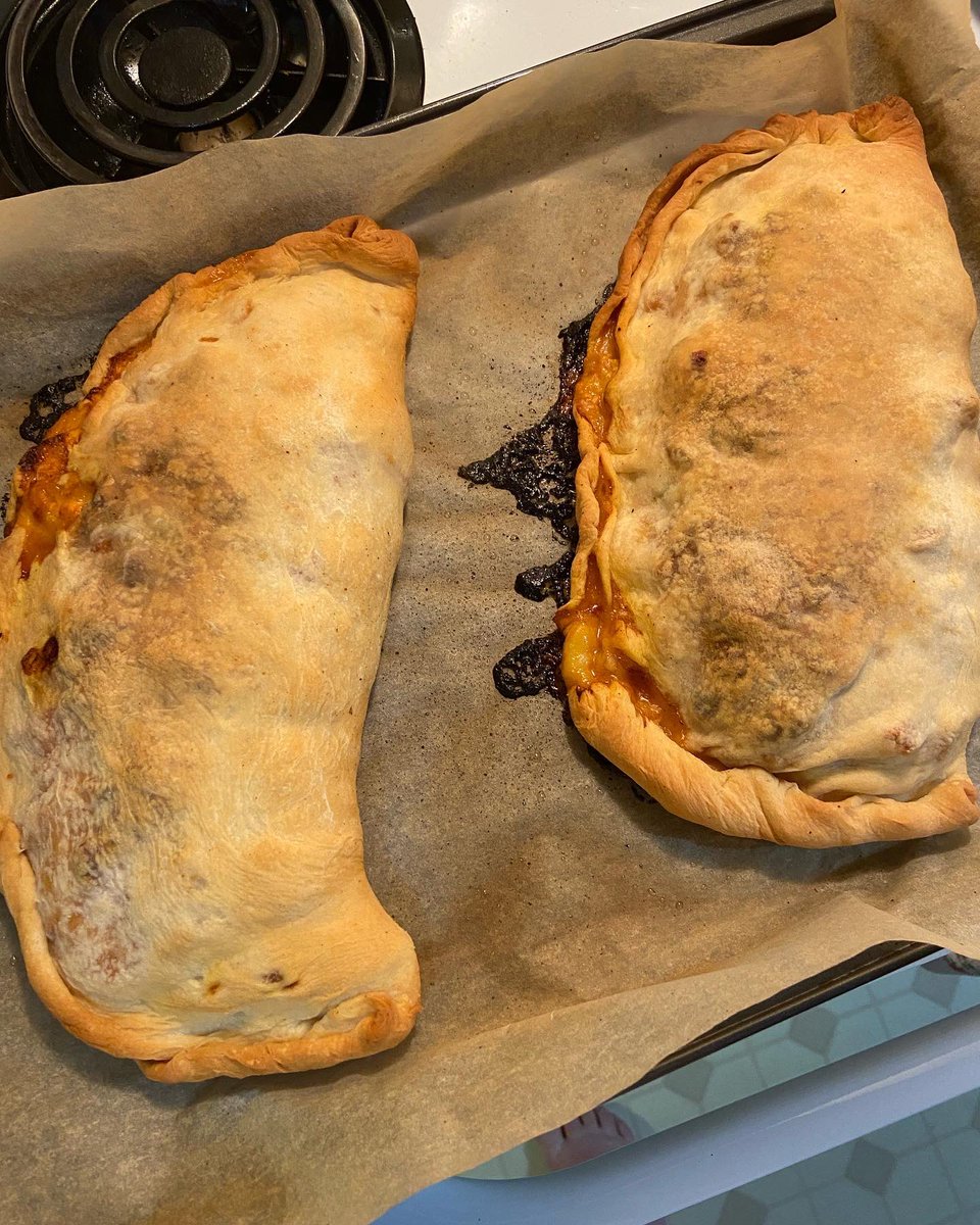 YumYumWpg's tweet photo. Eat your heart out Boston Pizza!Homemade calzones for Mom&I!ChickenSantaFe w/greenpeppers🫑tomatoes🍅onions🧅salsa&cheese forMom. Mine was hot Italian sausage mushroom🍄greenpeppers🫑onions 🧅cheese&marinara!#sundaysupper #yumyumwpg #homemadecalzone #wpgeats #winnipeg https://t.co/7IbTA93HxJ