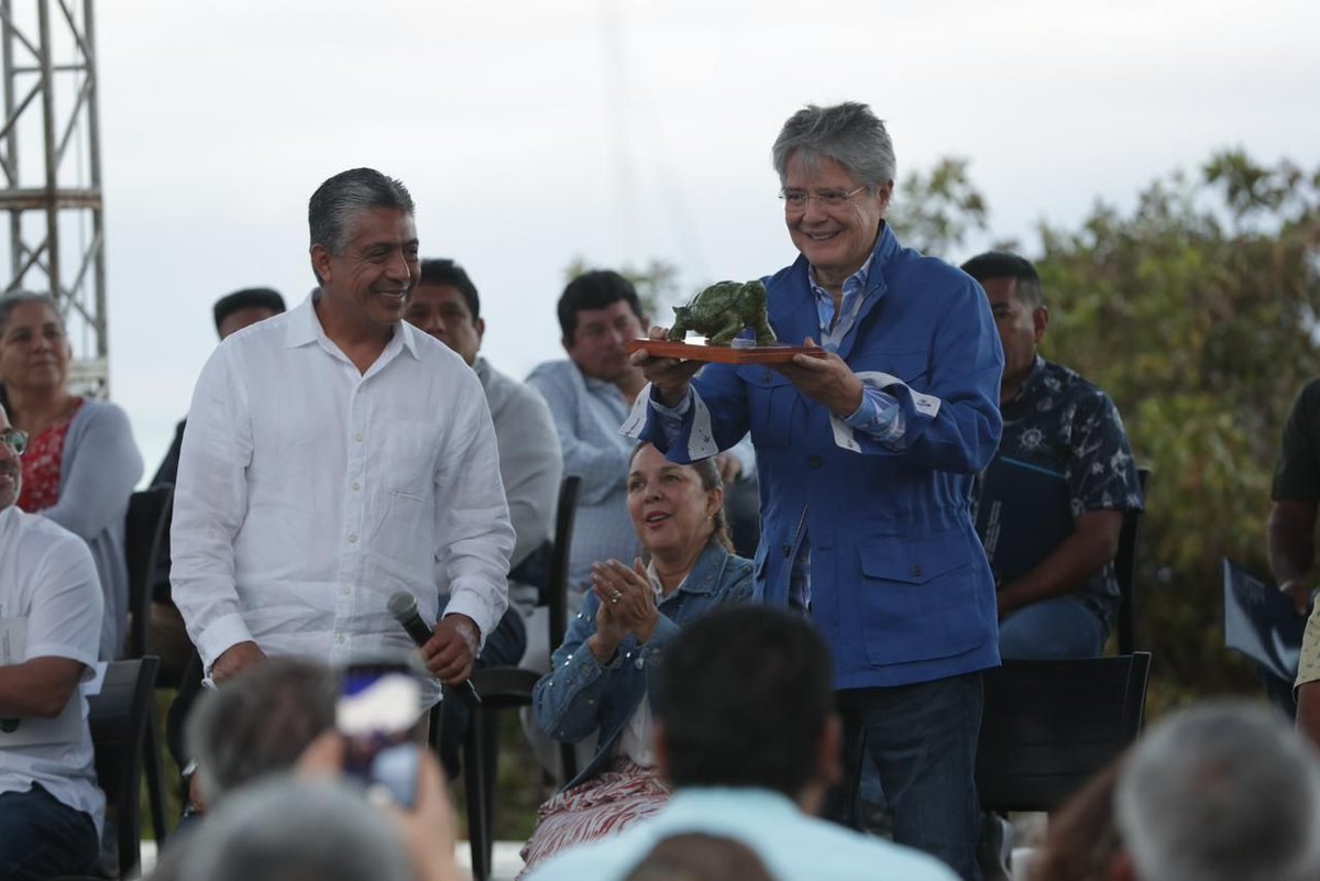 Presidencia_Ec's tweet photo. El Gobierno continúa con la prioridad de impulsar obras de agua potable y saneamiento para luchar contra la desnutrición crónica infantil. Por ello, el presidente @LassoGuillermo entregó recursos para que se efectúen estos proyectos en beneficio de los habitantes de Galápagos. https://t.co/xiwUdDWNCa