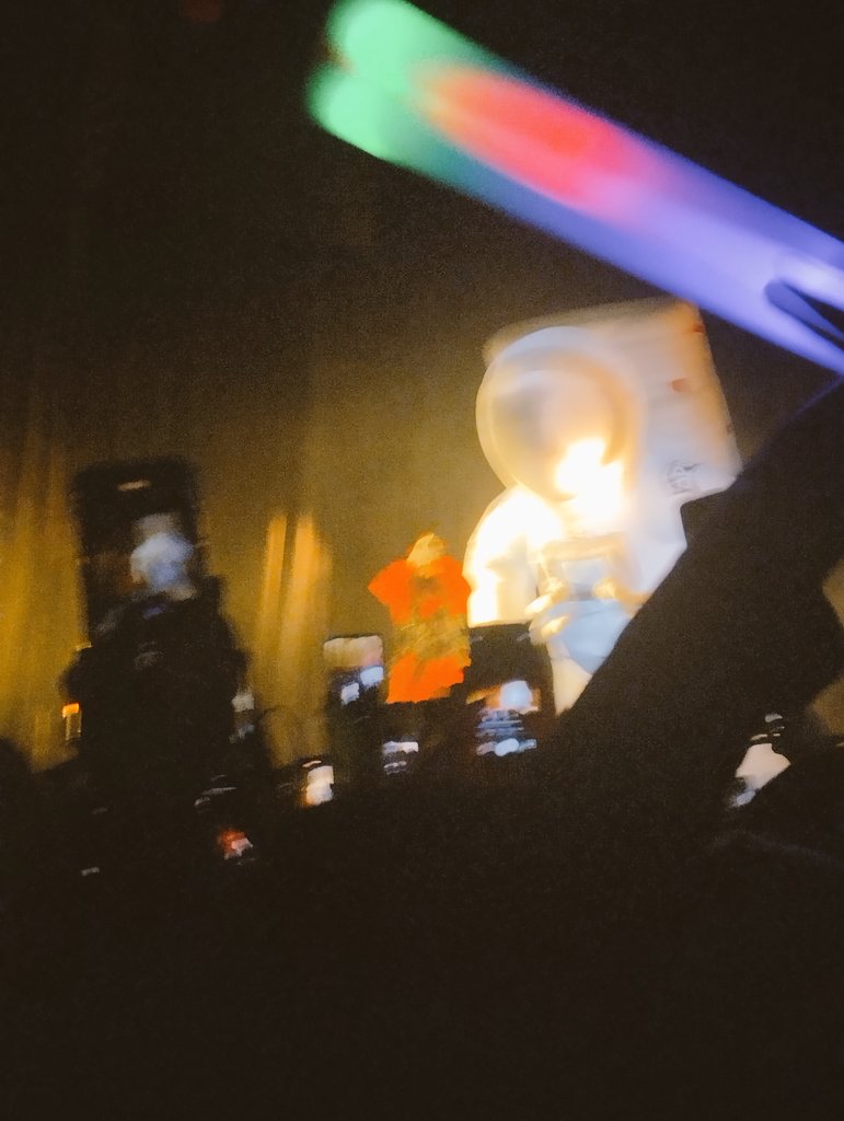 corel10's tweet photo. Si hace años me hubieran dicho que me tomaría un viaje sola para ir a un concierto no me lo hubiera creído, me parece un sueño haber estado en el concierto de #DPR #DPRinPeru #DPRperu que nadie me despierte parece tan irreal 🥺✨ en todos mi videos gritó como loca ✨😸✨ https://t.co/DtQ5ABwZ4w