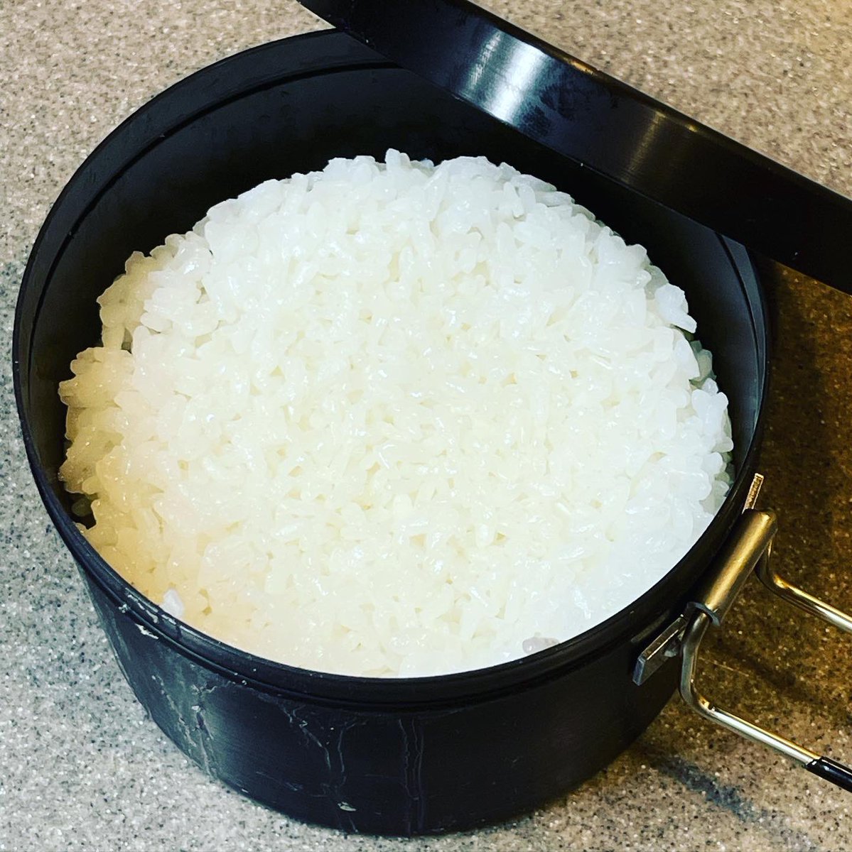 YasumiMatsuno's tweet photo. なかなかキャンプに行けてないのだけど、以前から気になっていた PLUS MANIA さんの「丸メスティン」とアルコールストーブ専用の五徳「al+to lll」を購入。
早速、炊飯。ムラのない白米を堪能。美味いわ〜!
五徳もそのまま丸メスティンに収納できるのもイイね。
#plusmania
#丸メスティン https://t.co/7858UnWoEH
