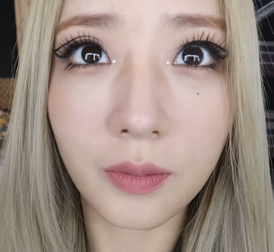 vivid_ofc's tweet photo. [#LEXIE/#렉시] 안녕 여러분~ It's your girl Lexie here!
데뷔를 기대해달라는 말씀을 드리려고 왔습니다!  uhul~ >< 많은 사랑을 받아 만들어 보았으니 즐감하시길 바랍니다~♡ 곧 공개됩니다.  기다려주세요♡
(ps: i really LOVE this type of eyeliner guys!) https://t.co/suM0fN0Eip