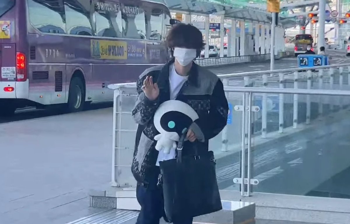 LiryOnni's tweet photo. HAVE A SAFE FLIGHT SEOKJIN 🙌
ARGENTINA TE ESPERA JIN 🇦🇷 

@BTS_twt #JinEnArgentina https://t.co/SDkMgL4ZWp
