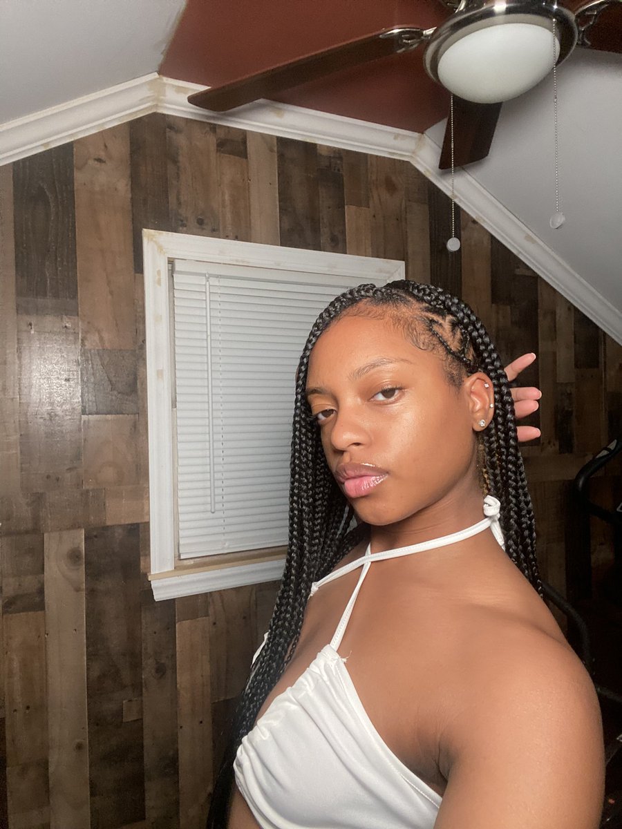 linise10's tweet photo. bare facee https://t.co/14U75ENnCA