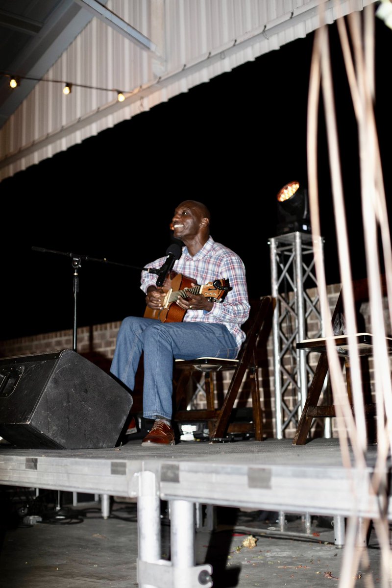 southfoodways's tweet photo. To close out SFA’s 2022 Fall Symposium, we were delighted to hear four original songs about barbecue from Grammy Award-winning artist @CBurnside_BCR. #SFAOxF #SFABBQ https://t.co/MaPr7792rA