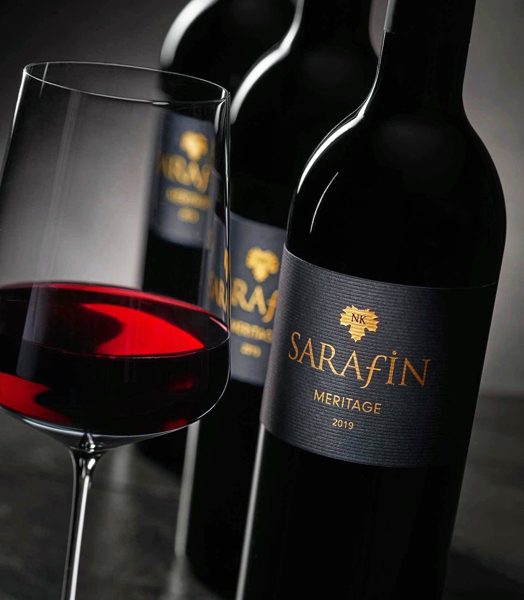 Sarafin’in en yeni kırmızısı, adını Bordo tipi kupajlara Kaliforniya'da verilen isimden alıyor. İki ayrı Cabernet, Merlot, Malbec ve Petit Verdot üzümlerinin bu harmanı, diğer Sarafin’lerde rastlanmadığımız bir zenginlik, denge ve kompleksiteye sahip... degustasyon.net/sarafin-merita…