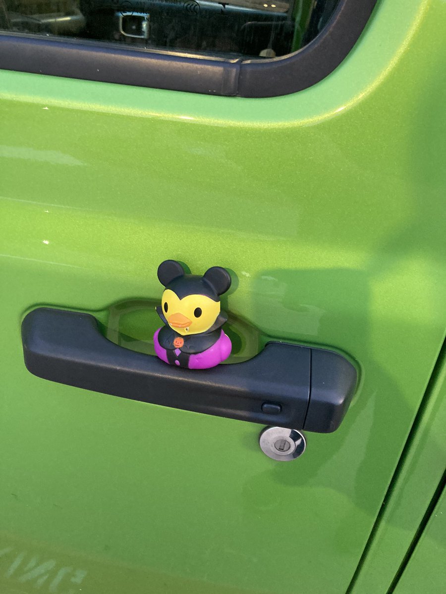 hudsonaaronlee's tweet photo. A little slow to post, but after Bronco Bash I had a guest on my Jeep 😁 #duckduckjeep https://t.co/elZO50e0vB
