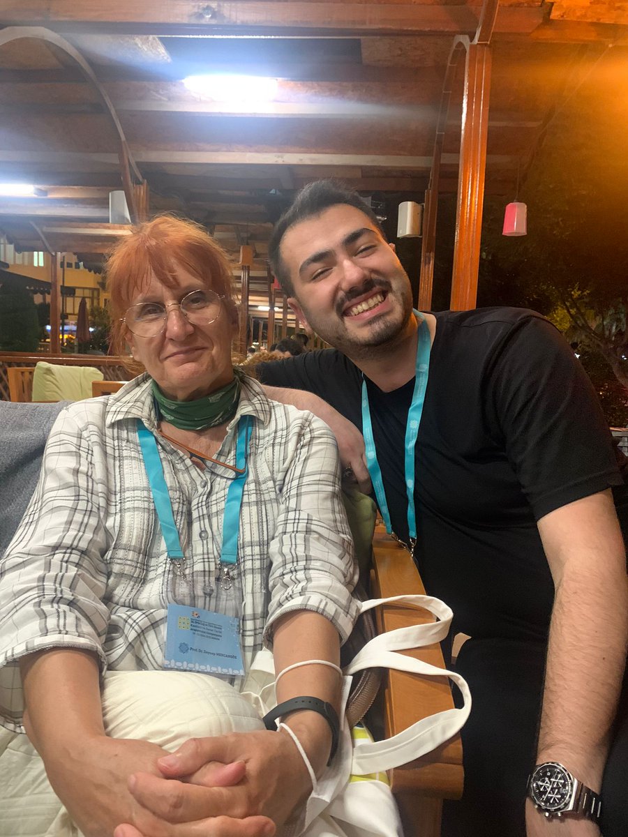 ozan_hetto's tweet photo. Prof. Dr. Zeynep Mercangöz hocam ile Ortaçağ Sempozyumundan https://t.co/mhQSmxz2lN