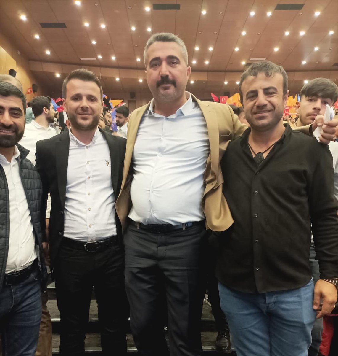 BismilAkgenclik's tweet photo. Ser seran ser çavan Reis…🇹🇷

AK PARTİ Bismil İlçe Başkanımız Sn.@VeyselYamur8 öncülüğünde;
“Devlerin aşkı büyük olur” dedik ve binlerce #Bismil’li Dava kardeşimizle Cumhurbaşkanımız Sn.@RTErdogan ’ın katılımlarıyla yapılan toplu açılış programında Bismil olarak yerimizi aldık. https://t.co/XGBdLB3wQI