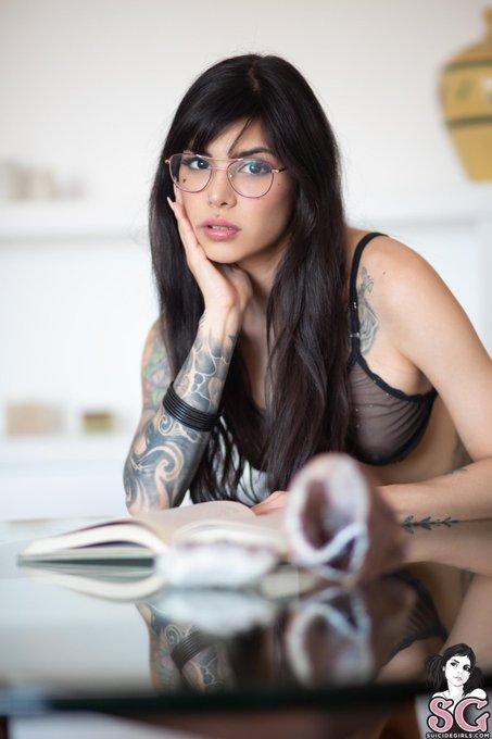 1 pic. &ldquo;Reading spells&rdquo; de @petite_wittch ya disponible solo en @SuicideGirls #MemberReview 🪄✨ https://t