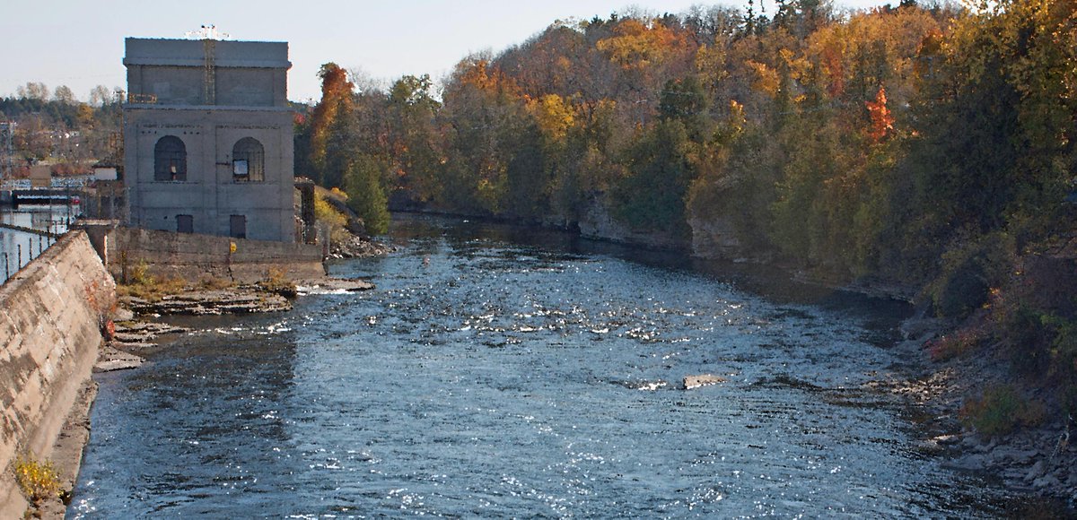 AlienNextDoor's tweet photo. The power station on the #Otonabee #Riveer in the village of #Lakefield #Ontario https://t.co/qqGBTrxMUw